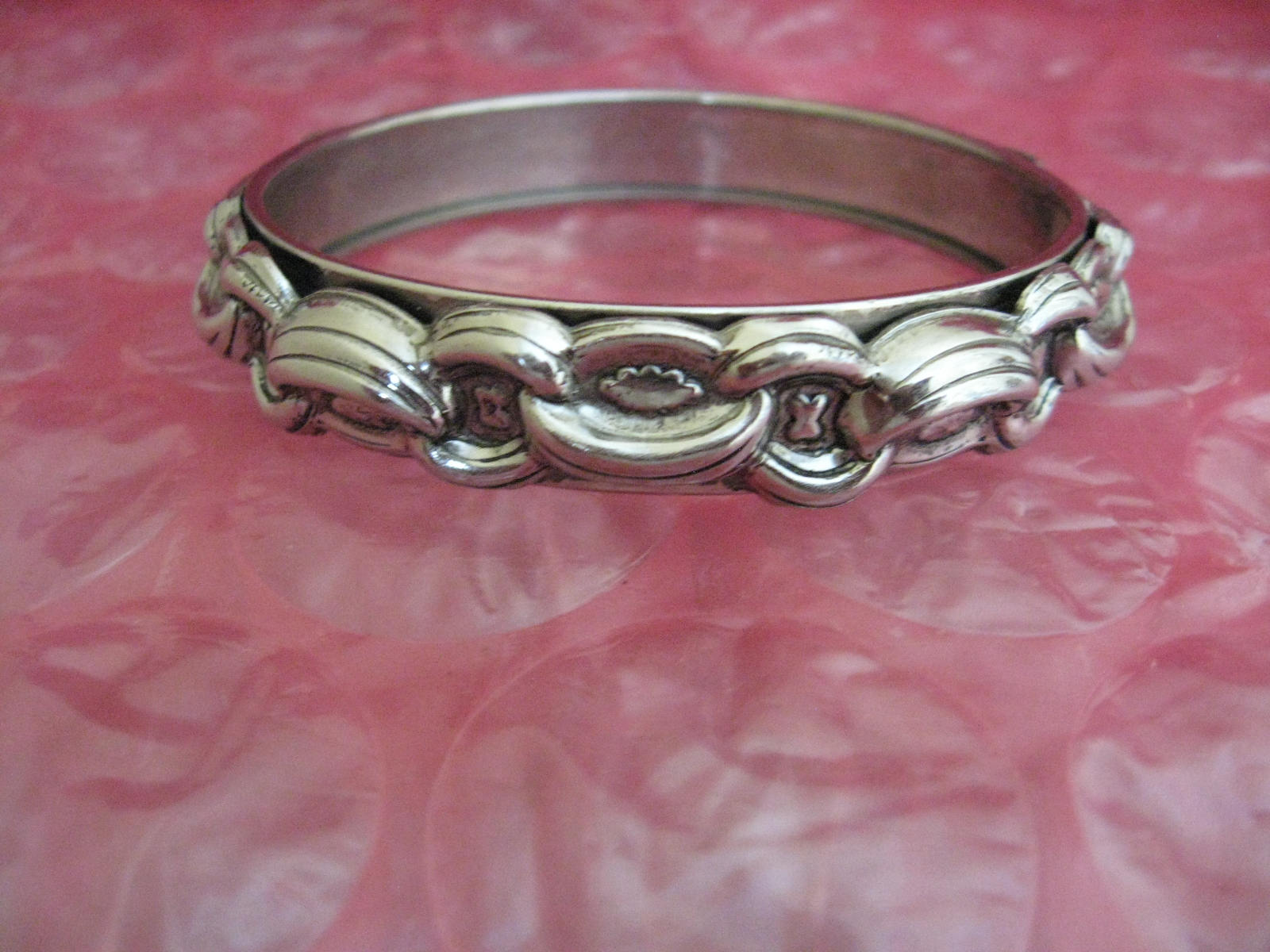 Zeitloser Jugendstil Armreif in Silber Repousse Design von BitBitOnMadisonTiqs