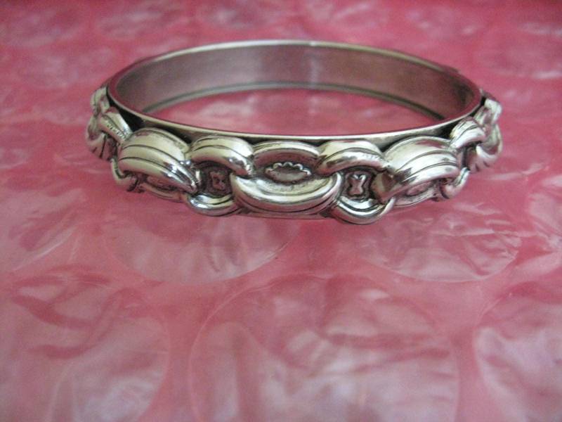 Jugendstil Armreif Aus Silber Repousse Vintage Kettenglied Design von BitBitOnMadisonTiqs
