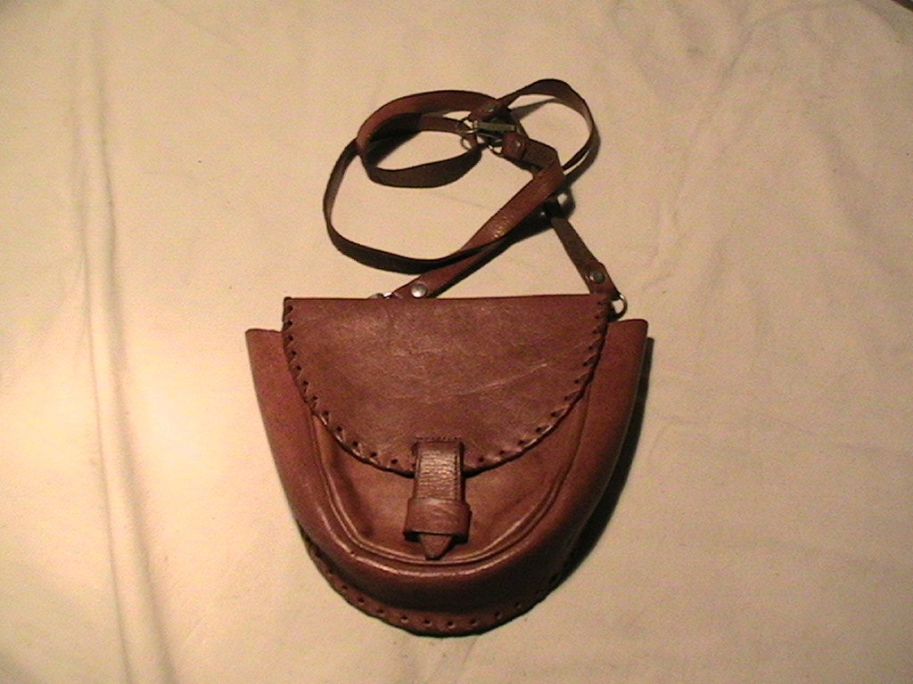 Vintage 1980 Braune Lederhandtasche Schultertasche Kleine Größe Drei - Position Des Griffs von BitakaVintage
