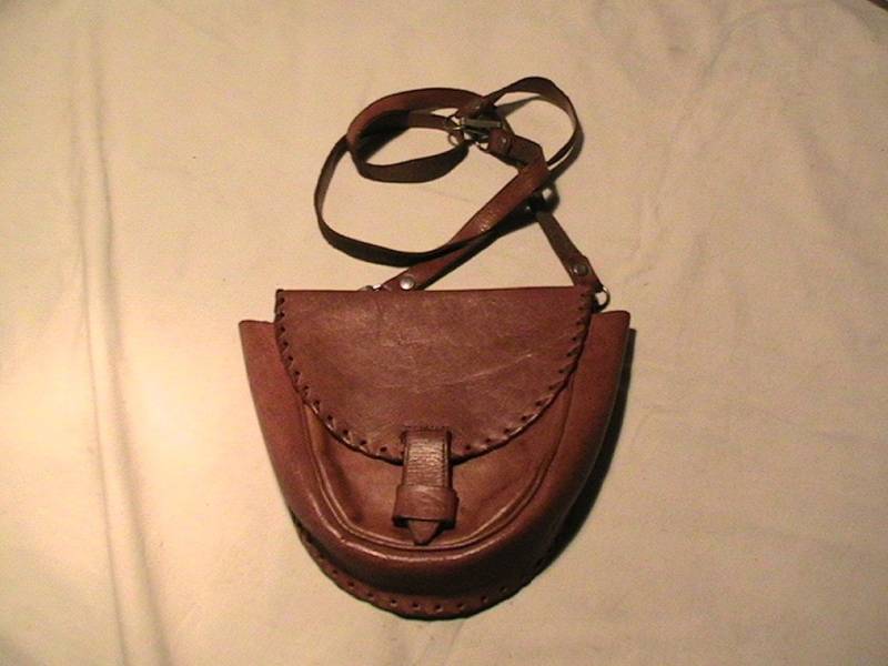 Vintage 1980 Braune Lederhandtasche Schultertasche Kleine Größe Drei - Position Des Griffs von BitakaVintage
