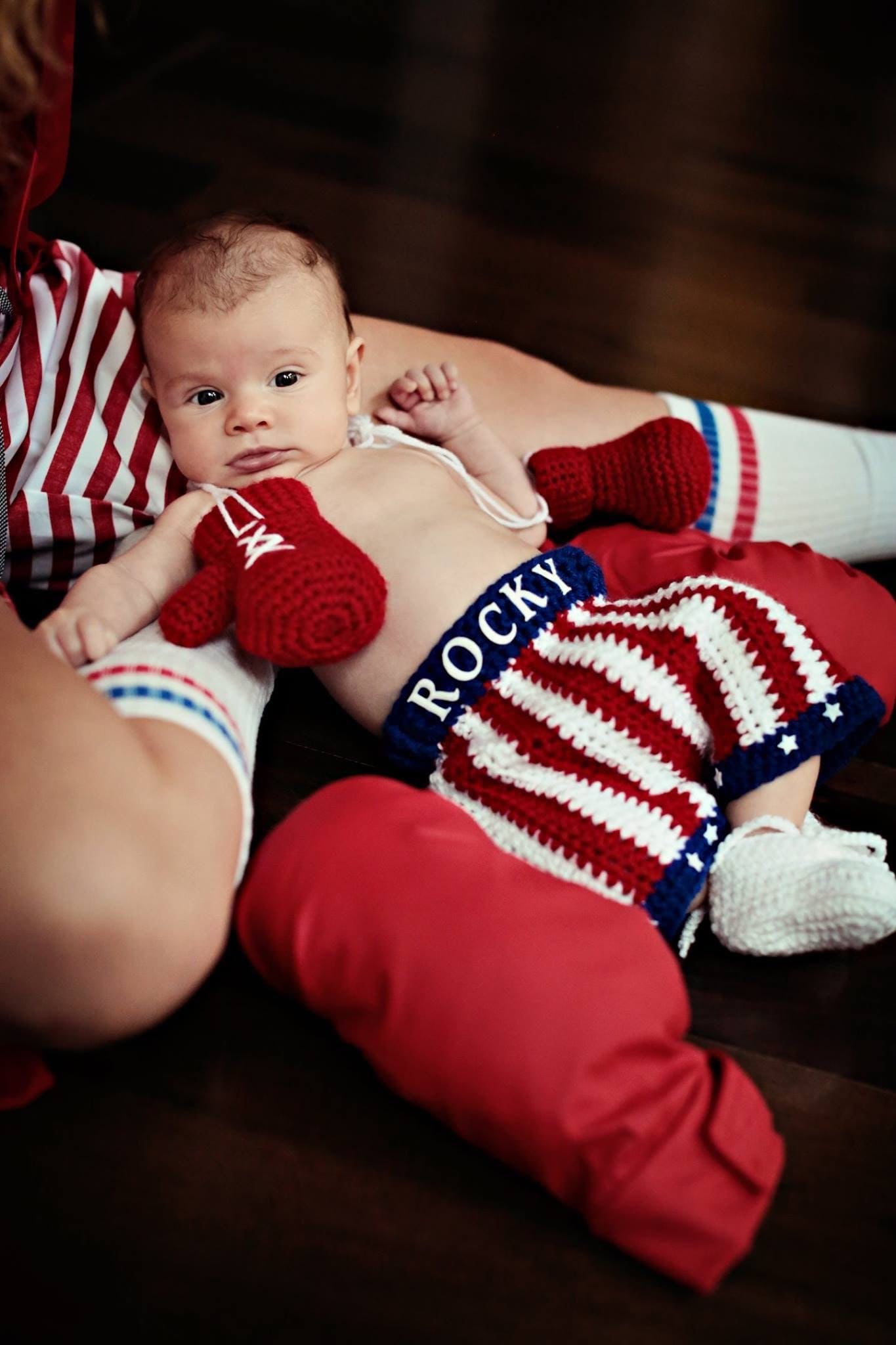 Baby Rocky Boxing Set - Gehäkeltes -Boxing Shorts Boxhandschuhe Outfit Newborn Photo Prop Halloween Kostüm von BitofWhimsyCrochet