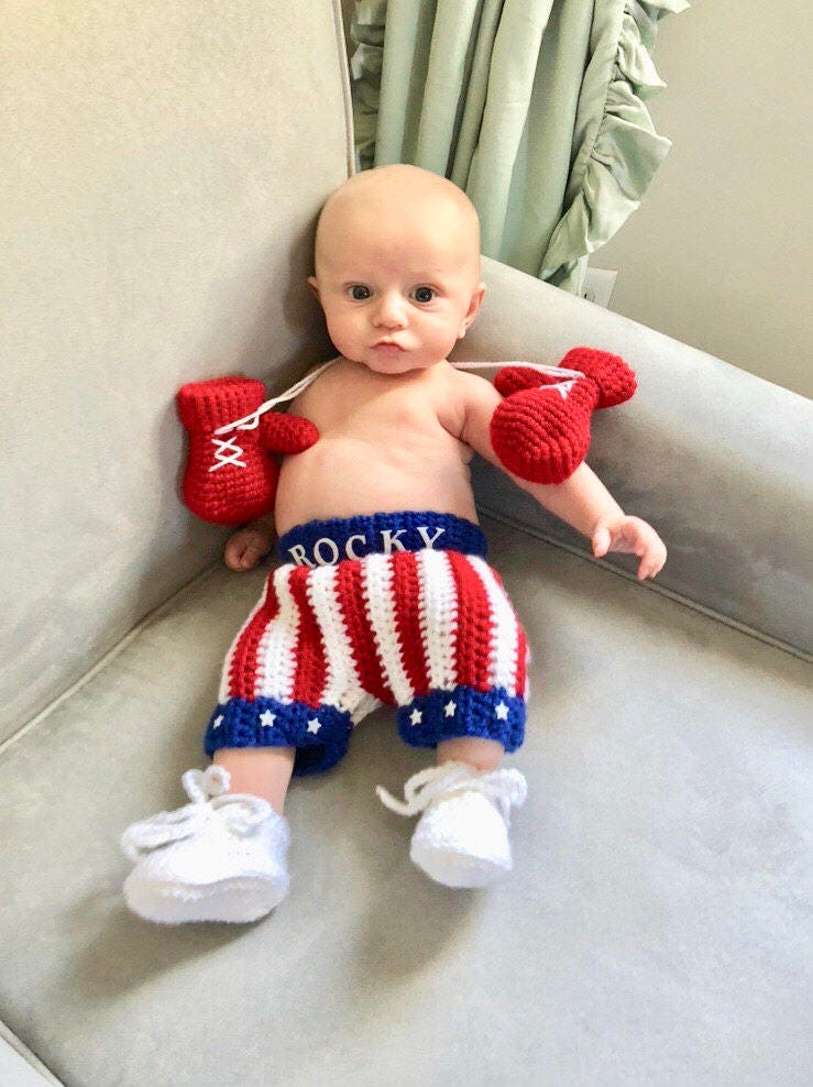 Baby Rocky Boxing Set - Gehäkeltes -Boxing Shorts Boxhandschuhe Outfit Newborn Photo Prop Halloween Kostüm von BitofWhimsyCrochet
