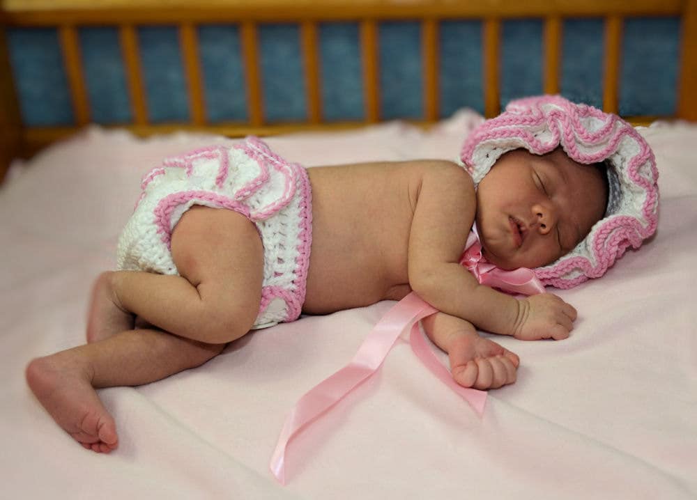 Gehäkelte Baby Mädchen Set, Girl Mütze Rüschen Foto Requisite, Neugeborene Outfit, Mütze, Gehäkelte von BitofWhimsyCrochet