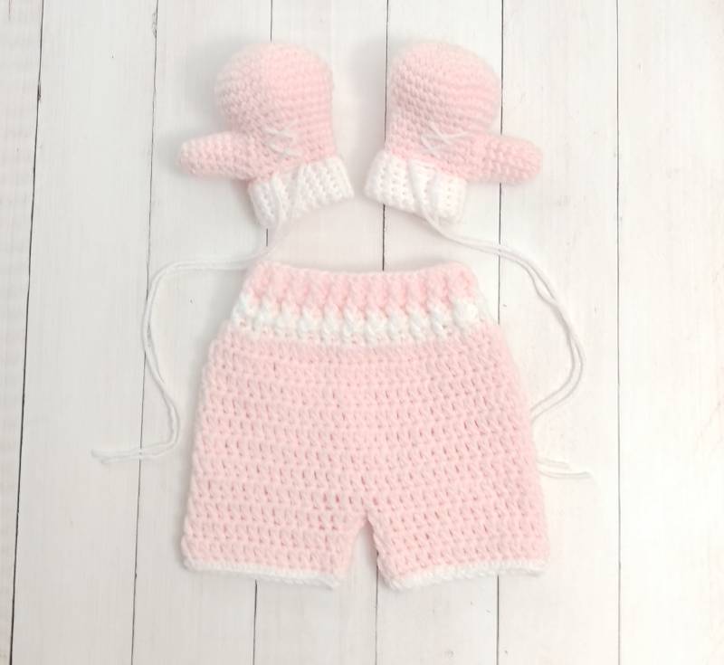 Gehäkeltes Box-Set Für Babys - Boxing Shorts Boxhandschuhe Box-Outfit Mädchen von BitofWhimsyCrochet
