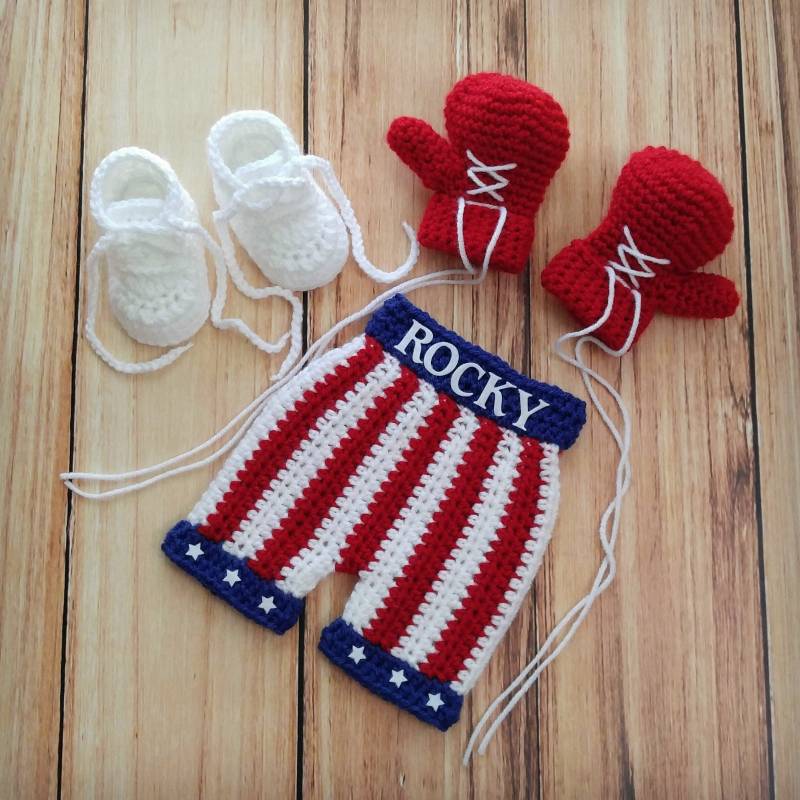 Rocky Boxen Set Gehäkelt - Baby Boxshorts Boxhandschuhe Outfit Neugeborenen Foto Requisite Halloween Kostüm von BitofWhimsyCrochet