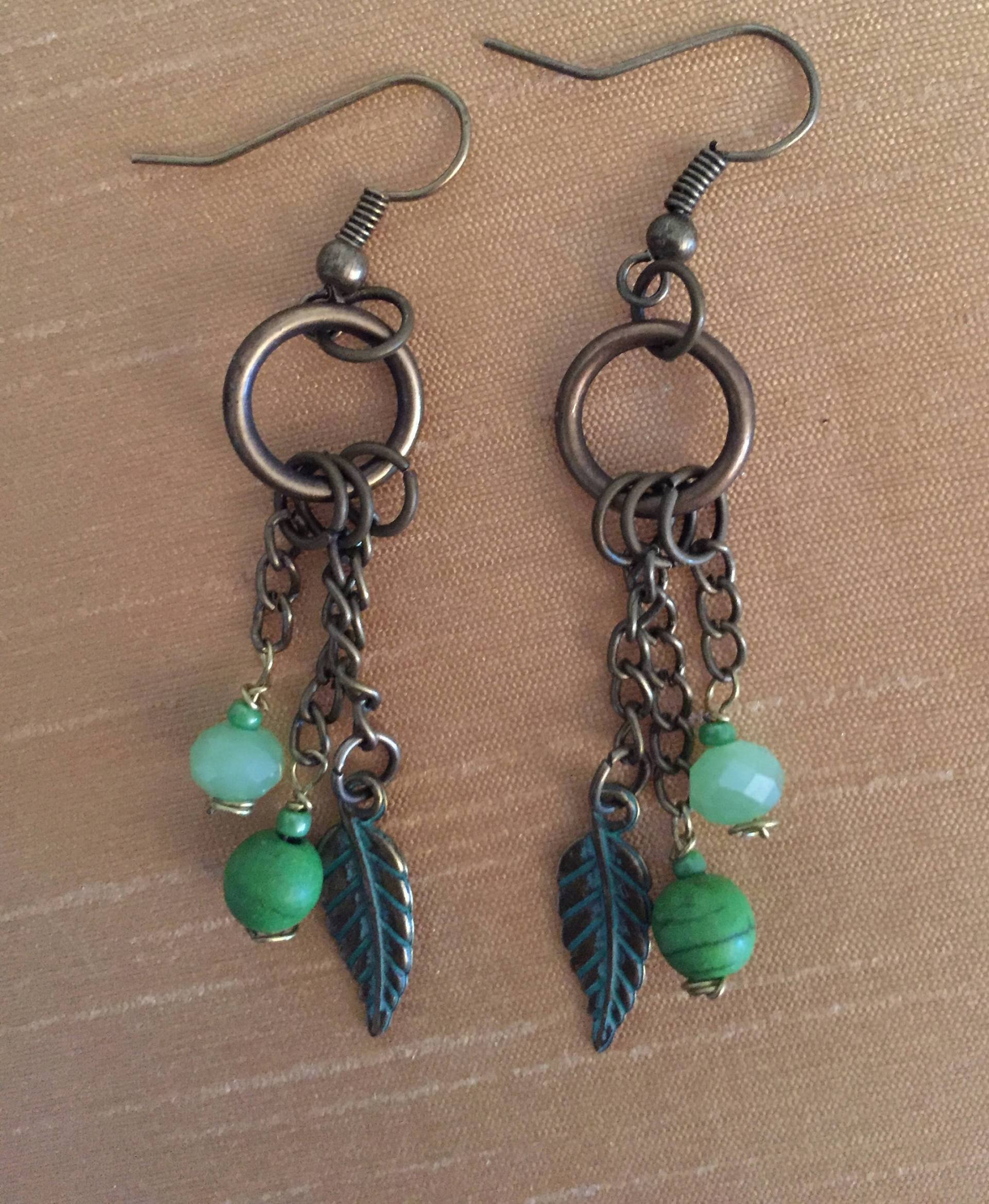 Boho Ohrringe in Grün - Und Bronzetönen Mit Federakzenten. 7 cm Tropfen Boho Ohrringe in Grün - Und Bronzetönen Mit Federakzenten. 7 cm Tropfen von BitsofGlitzBoutique