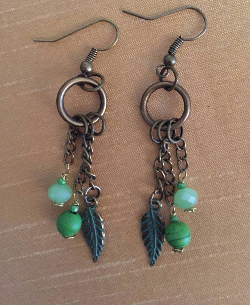 Boho Ohrringe in Grün - Und Bronzetönen Mit Federakzenten. 7 cm Tropfen Boho Ohrringe in Grün - Und Bronzetönen Mit Federakzenten. 7 cm Tropfen von BitsofGlitzBoutique