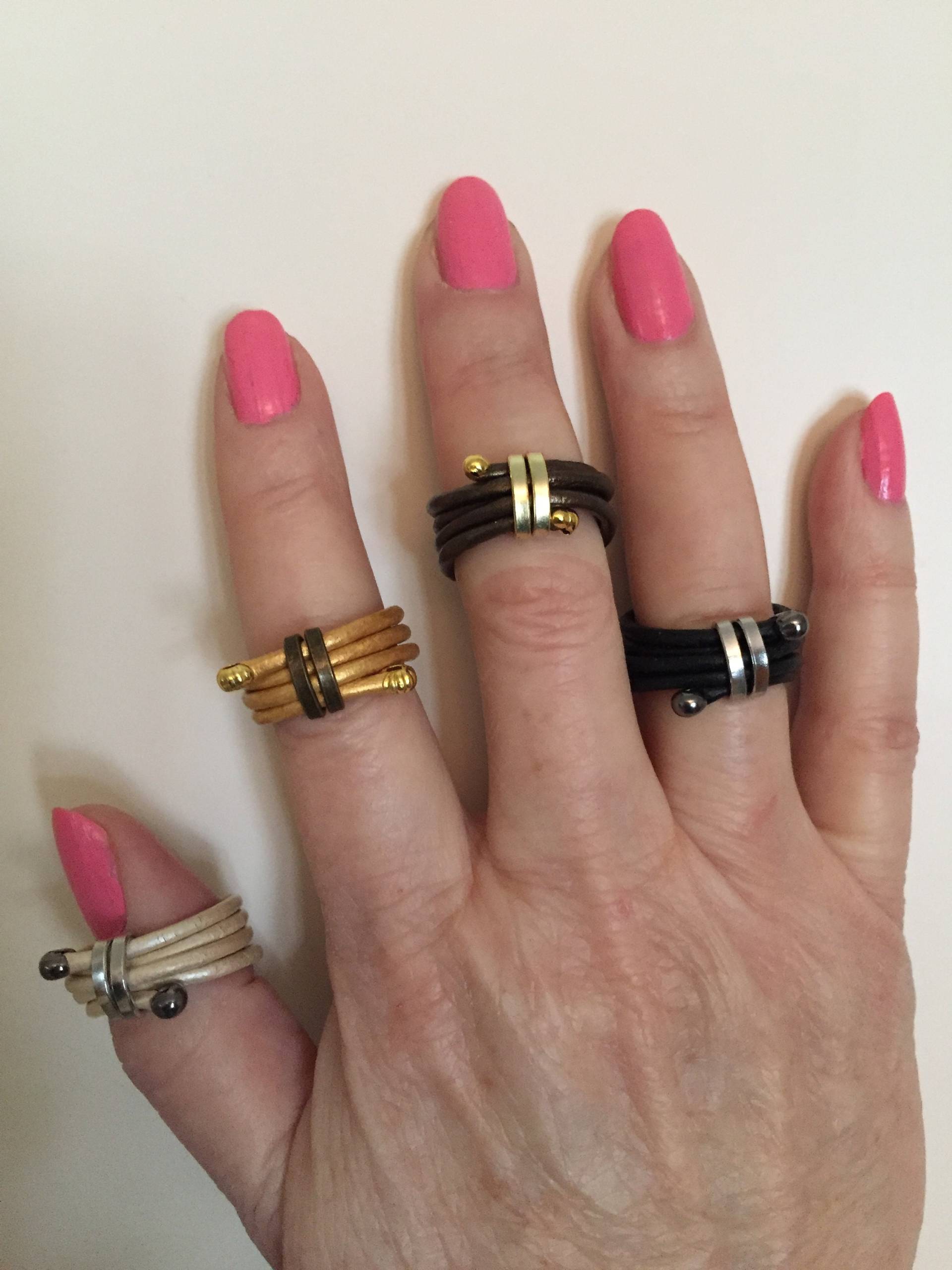 Gestapelte, Unisex Leder Und Metallringe. Bequem Verstellbar. Wählen Sie Ihre Farbe Größe Gestapelte, Unisex Leder Und Metallringe. Bequem Verstellbar. Wählen Sie Ihre Farbe Größe von BitsofGlitzBoutique