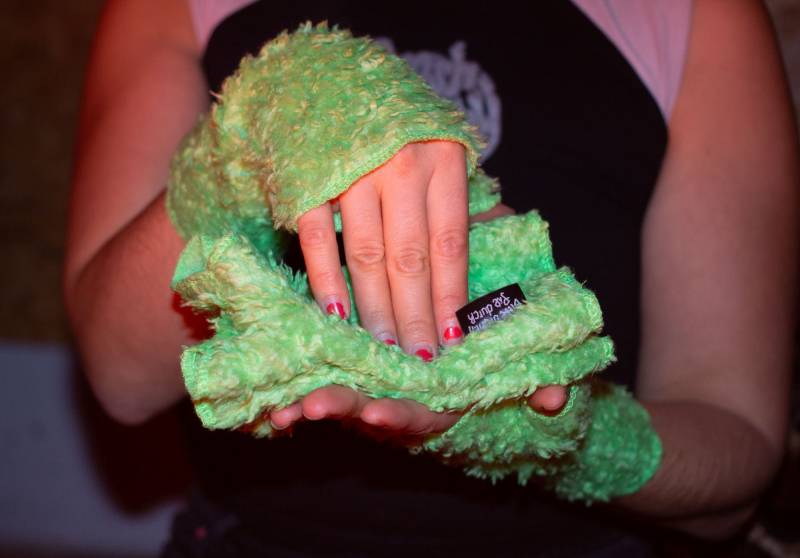 Armstulpen Fell Pulswärmer Handwärmer Rave Weiche Warme Stulpen Knallgrün Neon Grün Zottelig Weich Teddyfell Warm Mit Daumen Handgenäht von BitteDrehenSieDurch