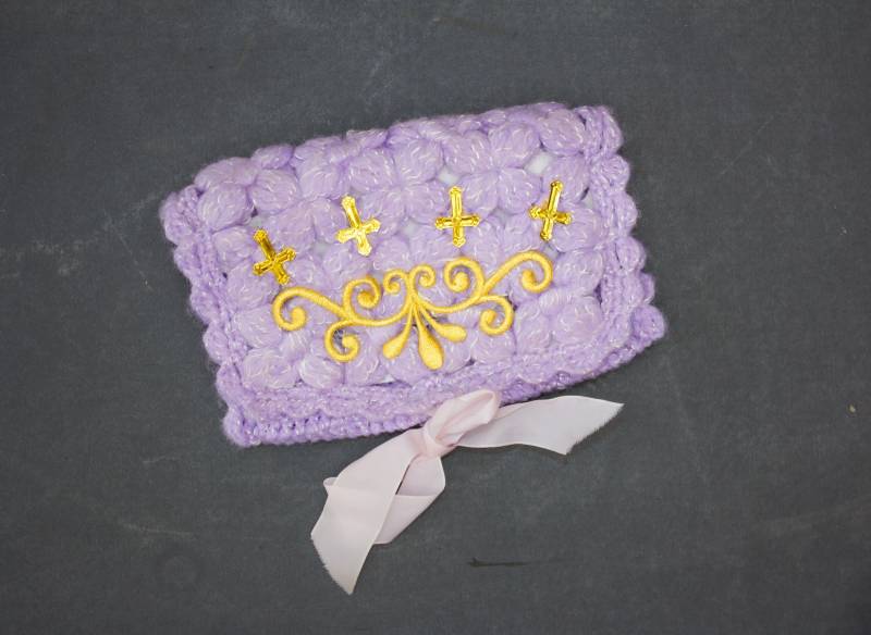 Gestrickte Tabaktasche Aus Lila Wolle Mit Goldener Stickerei Und Umgedrehten Kirchen-Kreuzen, Schleife Als Verschluss, Zwei Innenfächer von BitteDrehenSieDurch