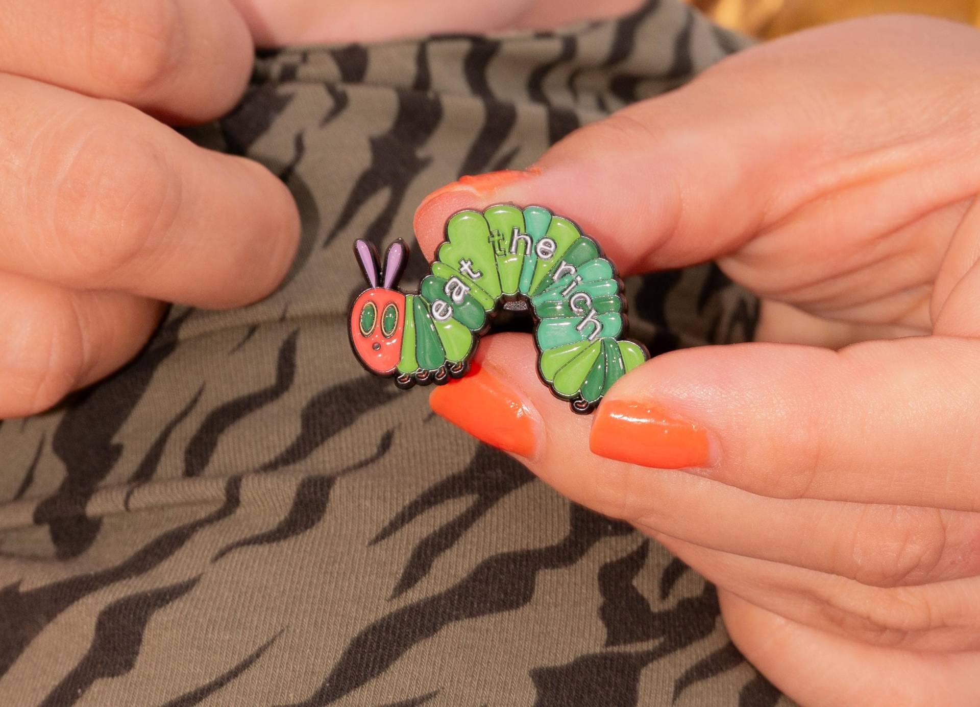 Raupi "Eat The Rich" Raupe Pin Anstecker Punk Links Politisch Demo Hangry von BitteDrehenSieDurch