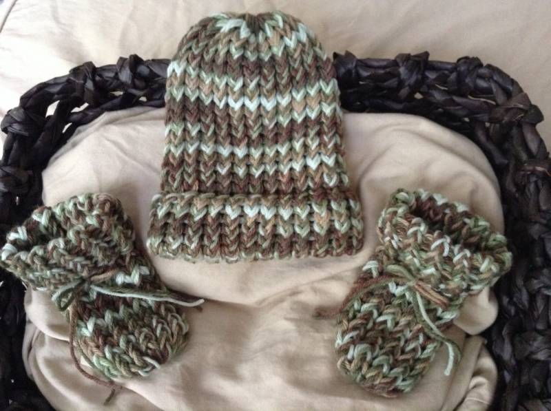 Camouflage Babymütze, Camo Baby Strickmütze, Camo Mütze Und Booties Set, Camo Booties, Camo Babymütze von BityBootiesAndHats