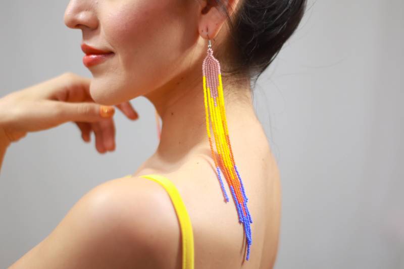 Lange Perlen Boho Ohrringe, Native Schulter Duster Indigene Bunte Kronleuchter Handgefertigte Ohrringe von BiuluArtisanBoutique