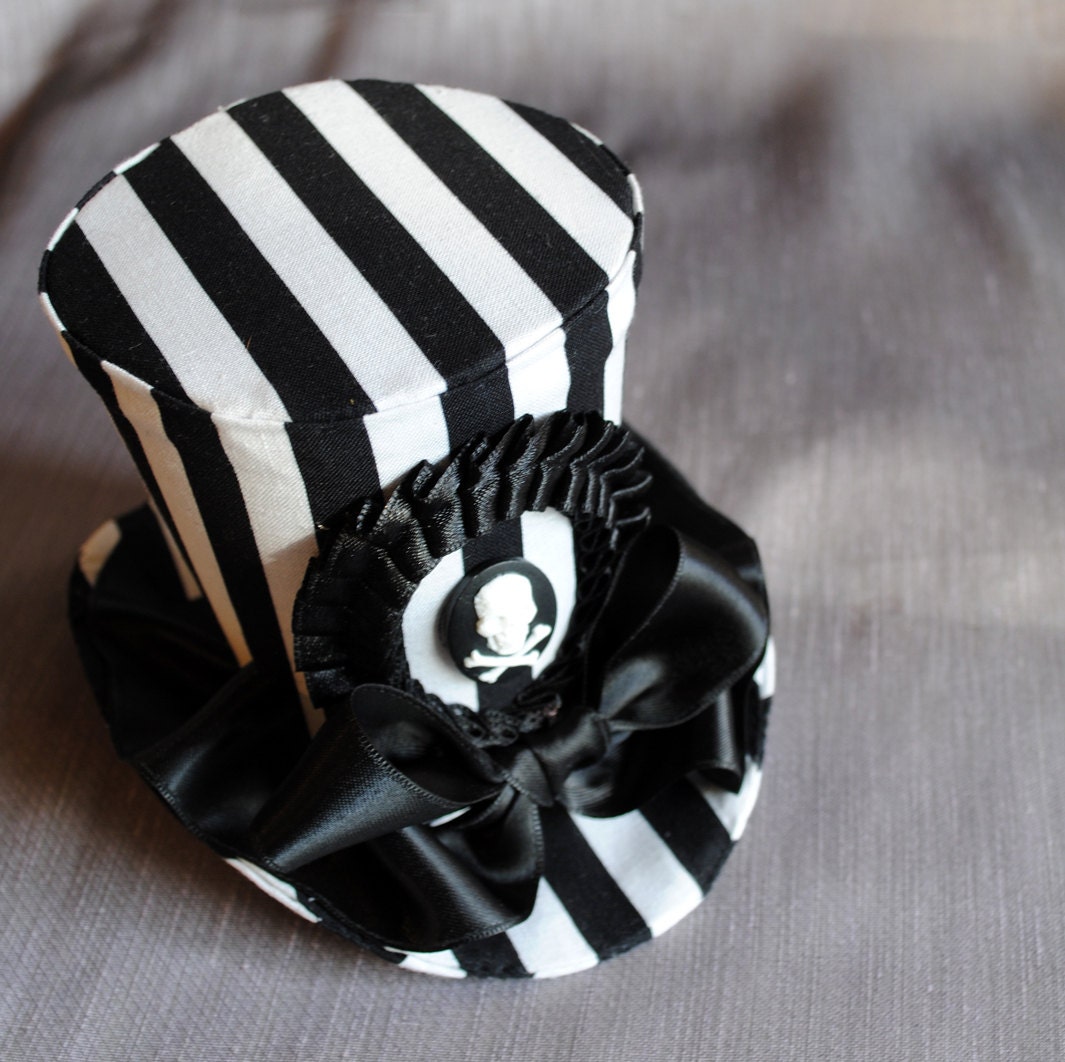 Gothic Piraten Fascinator Hut, Schwarz & Weiß Gestreifter Mini Zylinder Mit Totenkopf, Steampunk Zirkus Halloween Kostüm Hut-Made To Order Gothic Piraten Fascinator Hut, Schwarz & Weiß Gestreifter Mini Zylinder Mit Totenkopf, Steampunk Zirkus Halloween Kostüm Hut-Made To Order von BizarreNoir