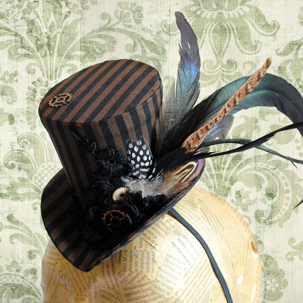 Steampunk Gestreifter Mini Zylinder Hut, Schwarz & Braun Fascinator Hut, Victorian Hut Mit Federn, Steampunk Braut Hut-Custom-Made To Order Steampunk Gestreifter Mini Zylinder Hut, Schwarz & Braun Fascinator Hut, Victorian Hut Mit Federn, Steampunk Braut Hut-Custom-Made To Order von BizarreNoir