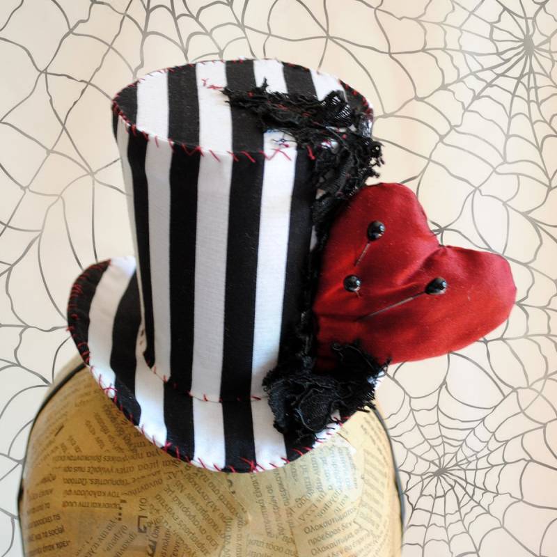 Tim Burton Mini Zylinder Hut, Voodoo Herz Gothic Fascinator, Schwarz & Weiß Gestreifter Halloween Kostüm Hut-Made To Order von BizarreNoir