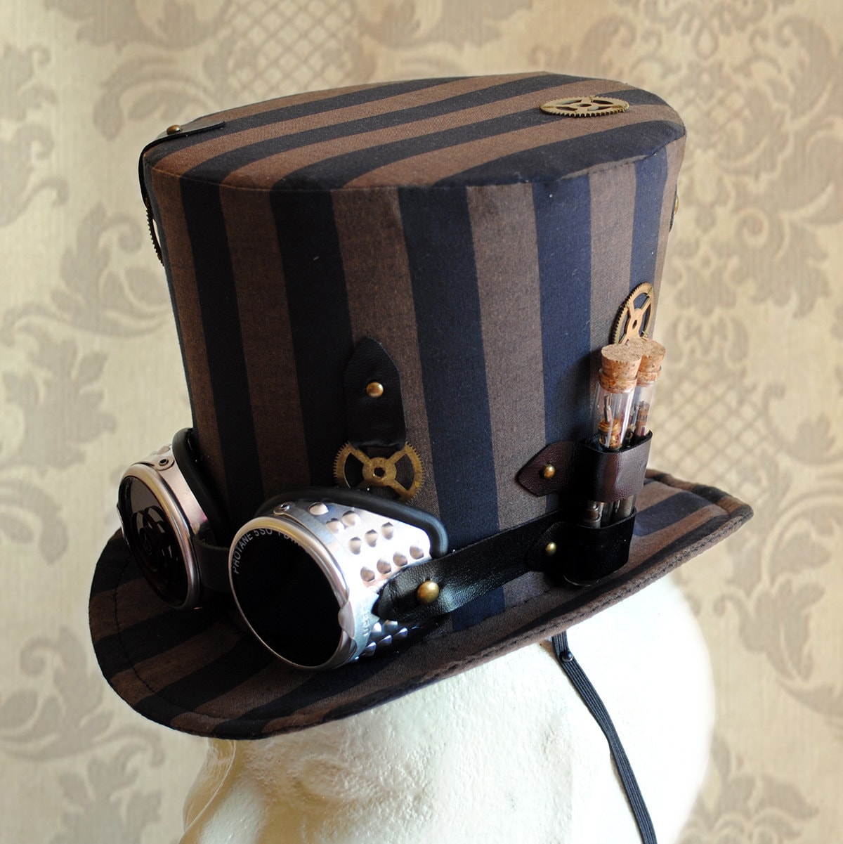 steampunk Zylinder Mit Brille, Burning Man Hut Für Frauen, Braun & Schwarz Gestreifter Zylinder, Cosplay Damen Zylinder, Festival Zylinder-Made To steampunk Zylinder Mit Brille, Burning Man Hut Für Frauen, Braun & Schwarz Gestreifter Zylinder, Cosplay Damen Zylinder, Festival Zylinder-Made To von BizarreNoir