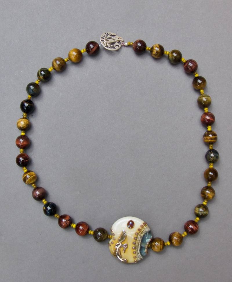 Handgefertigte Lampwork Tigerauge Halskette Mit Silberverschluss Handgefertigte Lampwork Tigerauge Halskette Mit Silberverschluss von Bizouz