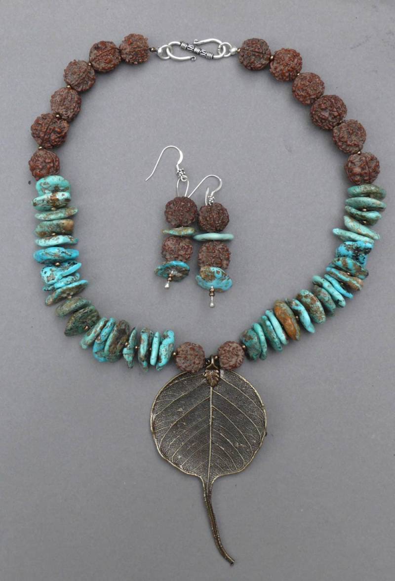 Kingman Türkis Halskette Messing Bhodi Blatt, Rudraksha Perlen von Bizouz