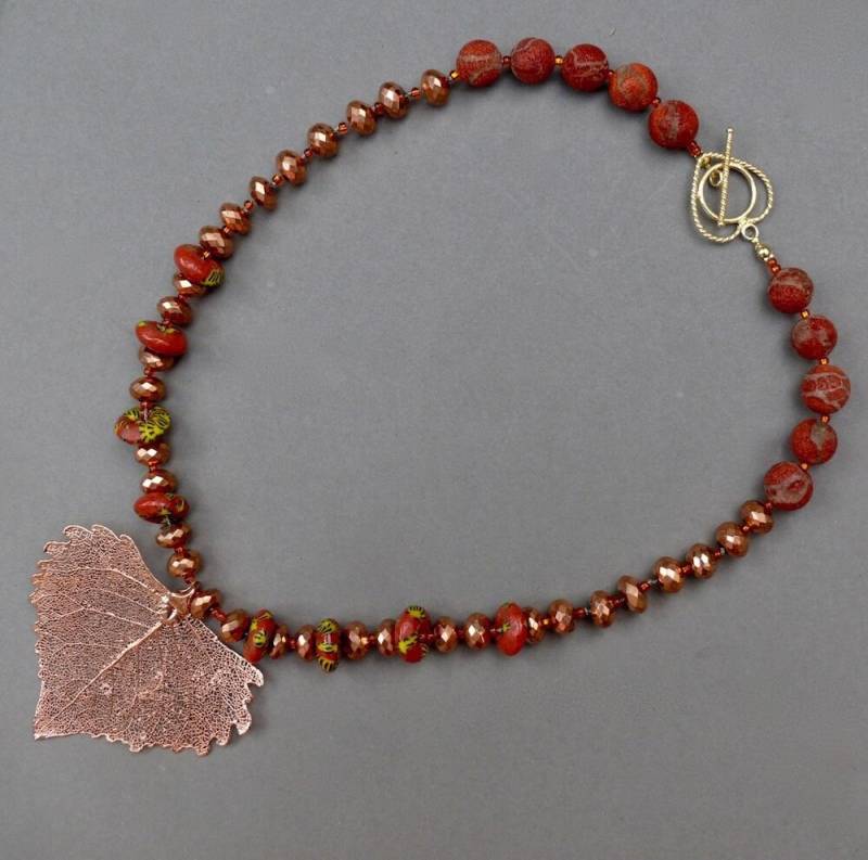 Hellen Kupfer Cottonwood Blatt Mit Und Apple Korallen. Heben Sie Sich in Einer Menschenmenge von Bizouz