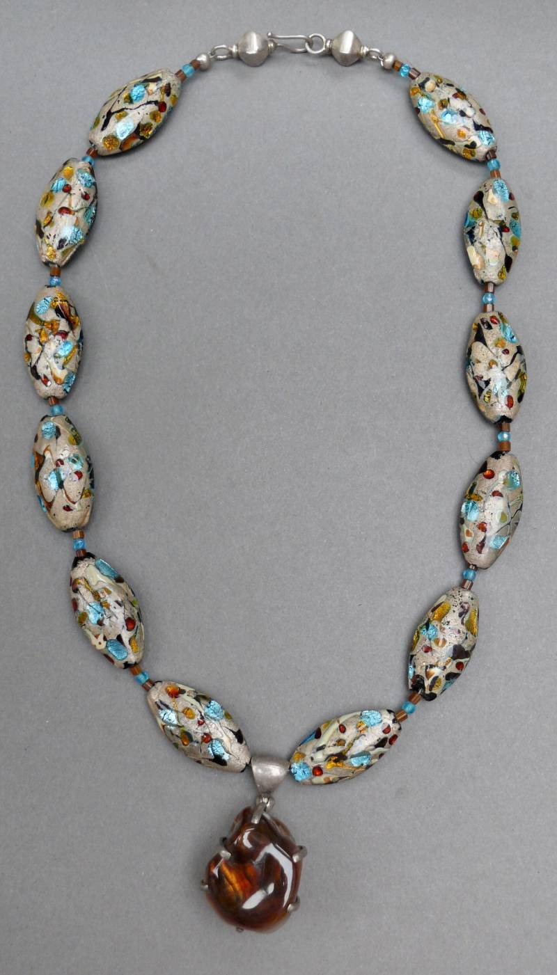 Konfetti - Feuer-Achat Und Glasperlen. Licht Macht Die Achat Mit Feurigen Glamour Zu Glühen von Bizouz