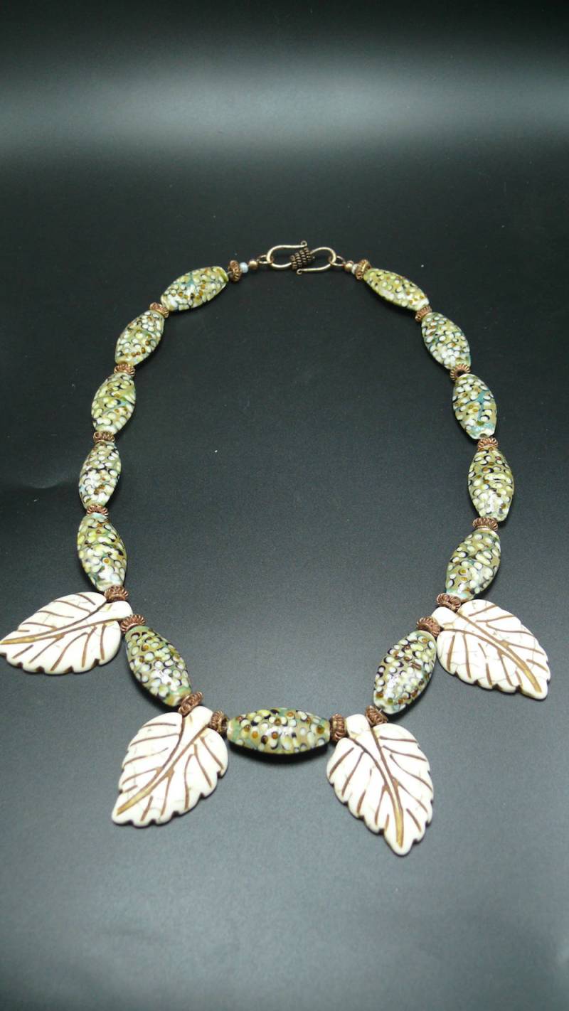 Weiße Howlith Blatt Halskette von Bizouz