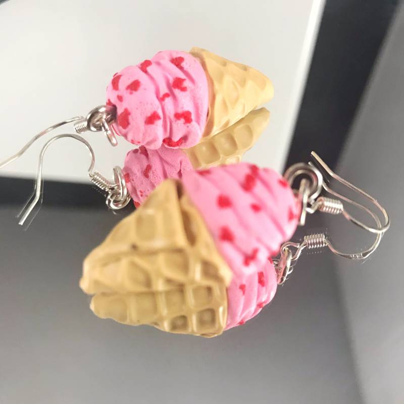 Erdbeer Eis Waffel Ohrhänger - Baumeln Geschenk Geburtstag Jubiläum Polymer Clay Einzigartig Essen Schmuck Miniatur von BizzyBeadsBoutique