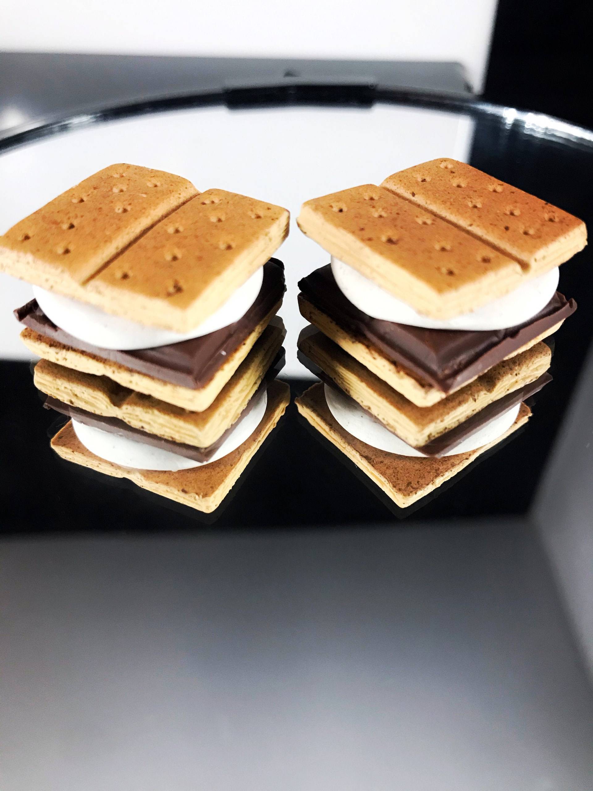 S'more Ohrringe - Ohrhänger Geschenk Geburtstag Jahrestag Polymer Clay Einzigartig Lebensmittel Schmuck Schokolade Miniatur Camping von BizzyBeadsBoutique