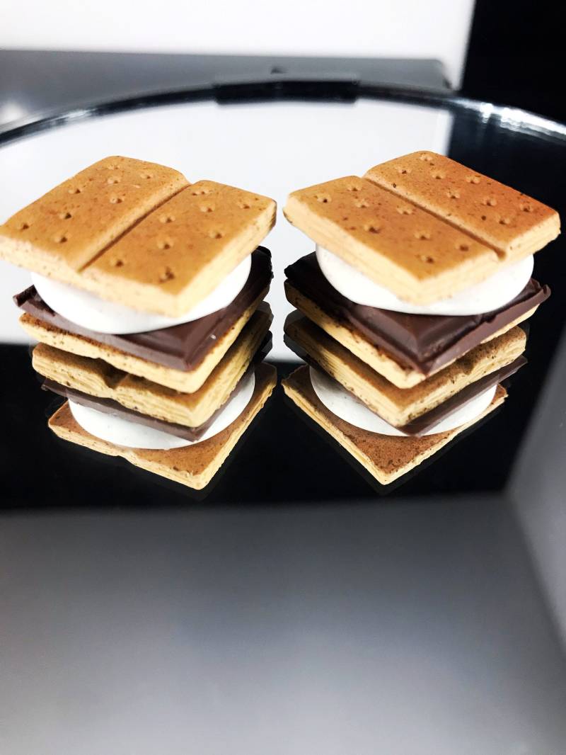 S'more Ohrringe - Ohrhänger Geschenk Geburtstag Jahrestag Polymer Clay Einzigartig Lebensmittel Schmuck Schokolade Miniatur Camping von BizzyBeadsBoutique