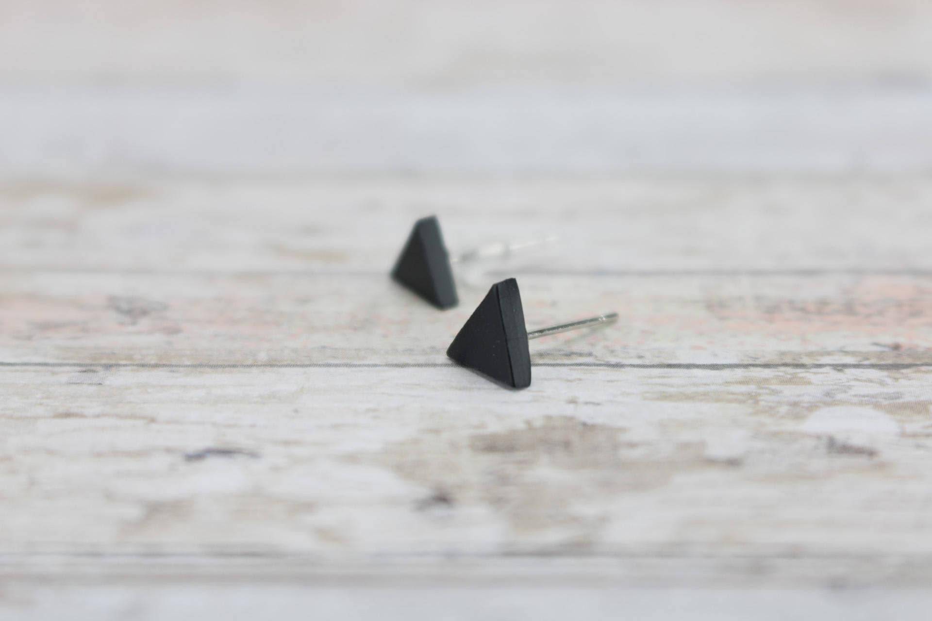 Schwarze Dreieck Ohrringe, Kleine Ohrstecker, Minimalist Ohrstecker Schwarz, Schmuck, Unisex Für Männer, Matte Schwarze von BlackAndWhiteJewelry