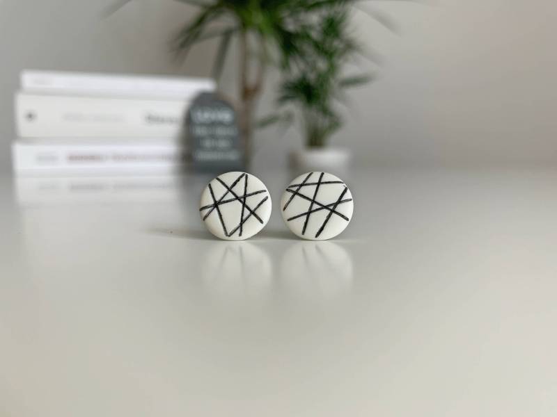Weiße Ohrringe, Schwarz Und Weiß, Einzigartige Ohrstecker, Flache Kleine Ohrstecker Minimale Moderne von BlackAndWhiteJewelry