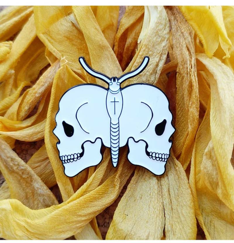 Weißer Schädel Motte Pin Weißer Schädel Motte Pin von BlackBeetlePins