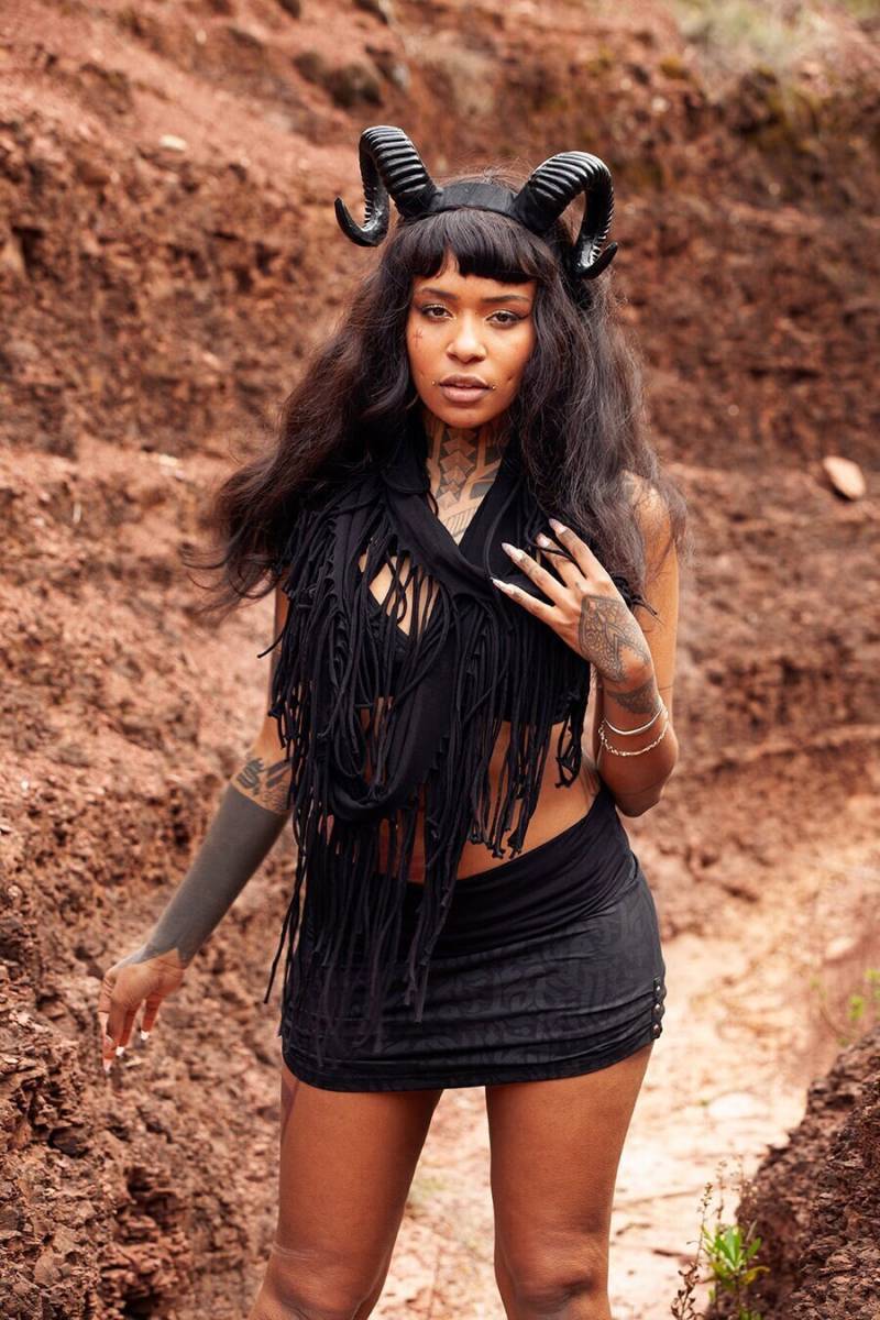 Infinity Schwarzer Schal Mit Fransen Aus Baumwoll Jersey, Totem Black Von Blackbohem von BlackBohemWear