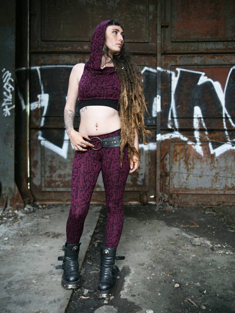 Crop Top Mit Kapuze, Viscose Jersey, Schwarz Kalligraphie Print, Ekinox Kalam Lila Von Blackbohem von BlackBohemWear