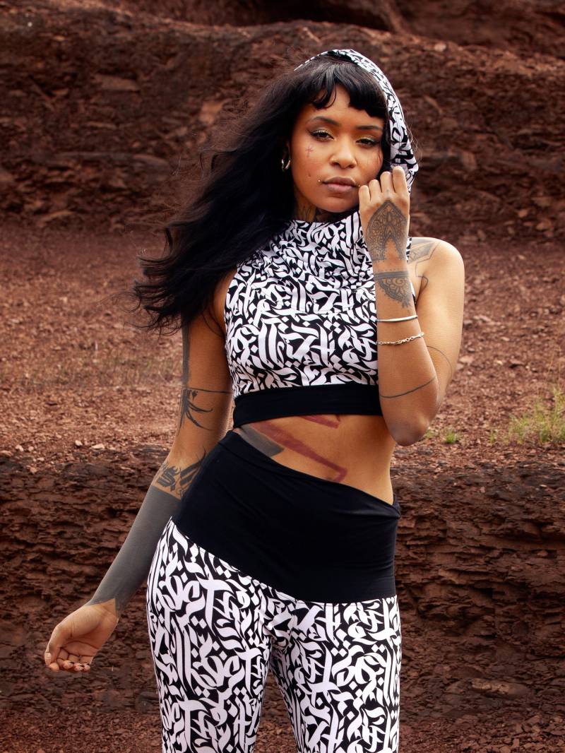Kalligraphie Print Crop Top Mit Wasserfallausschnitt, Viskose Jersey Hoodie, Ekinox Kalam Weiss Von Blackbohem von BlackBohemWear