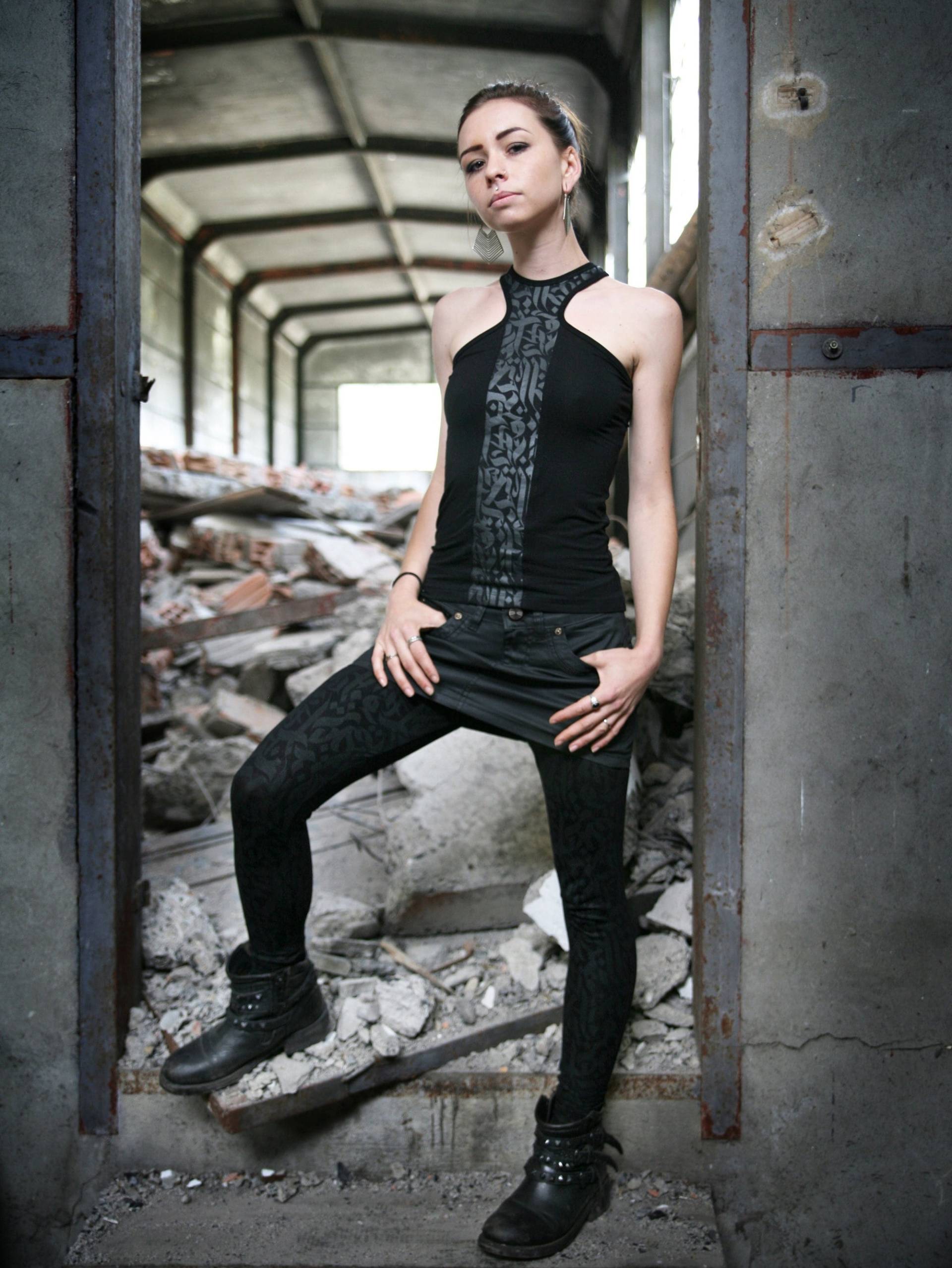 x Kragen Schwarzes Tank Top Mit Abstraktem Kalligraphie Muster Saaba Kalam Black Von Blackbohem von BlackBohemWear