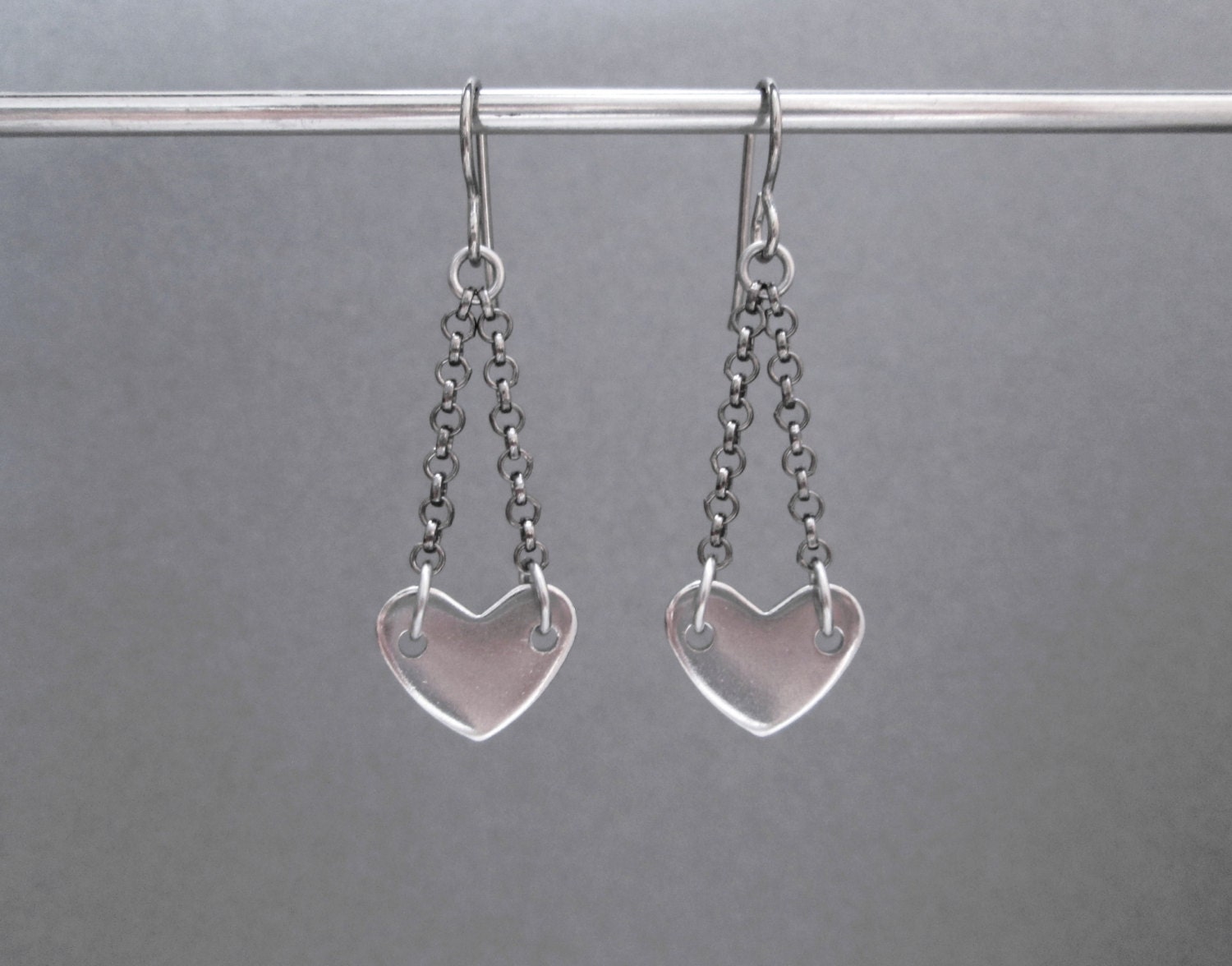 Herz Ohrringe, Lange Kettenohrringe, Edelstahlohrringe, Hypoallergene Gunmetal Kettenohrringe Herz Ohrringe, Lange Kettenohrringe, Edelstahlohrringe, Hypoallergene Gunmetal Kettenohrringe von BlackCatStudio98