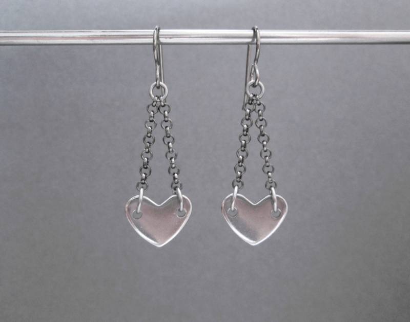 Herz Ohrringe, Lange Kettenohrringe, Edelstahlohrringe, Hypoallergene Gunmetal Kettenohrringe von BlackCatStudio98