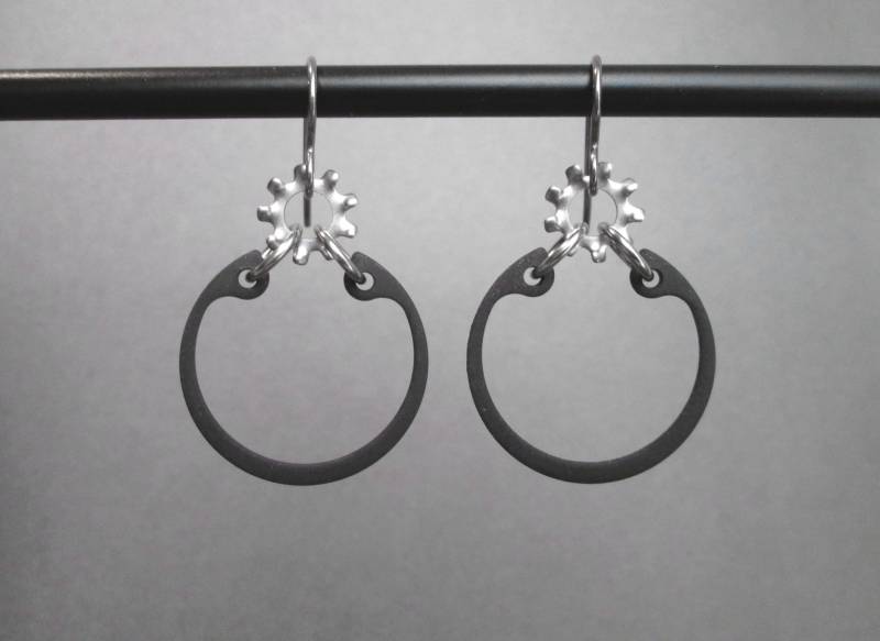 Hypoallergene Industrieohrringe, Waschmaschinenohrringe, Schwarze Hardwareohrringe, Baumelnde Ohrringe von BlackCatStudio98