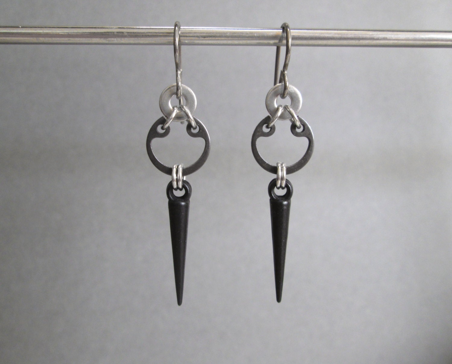 Industrielle Ohrringe, Schwarze Spike Titan Baumeln Waschmaschine Hardware Schmuck Industrielle Ohrringe, Schwarze Spike Titan Baumeln Waschmaschine Hardware Schmuck von BlackCatStudio98