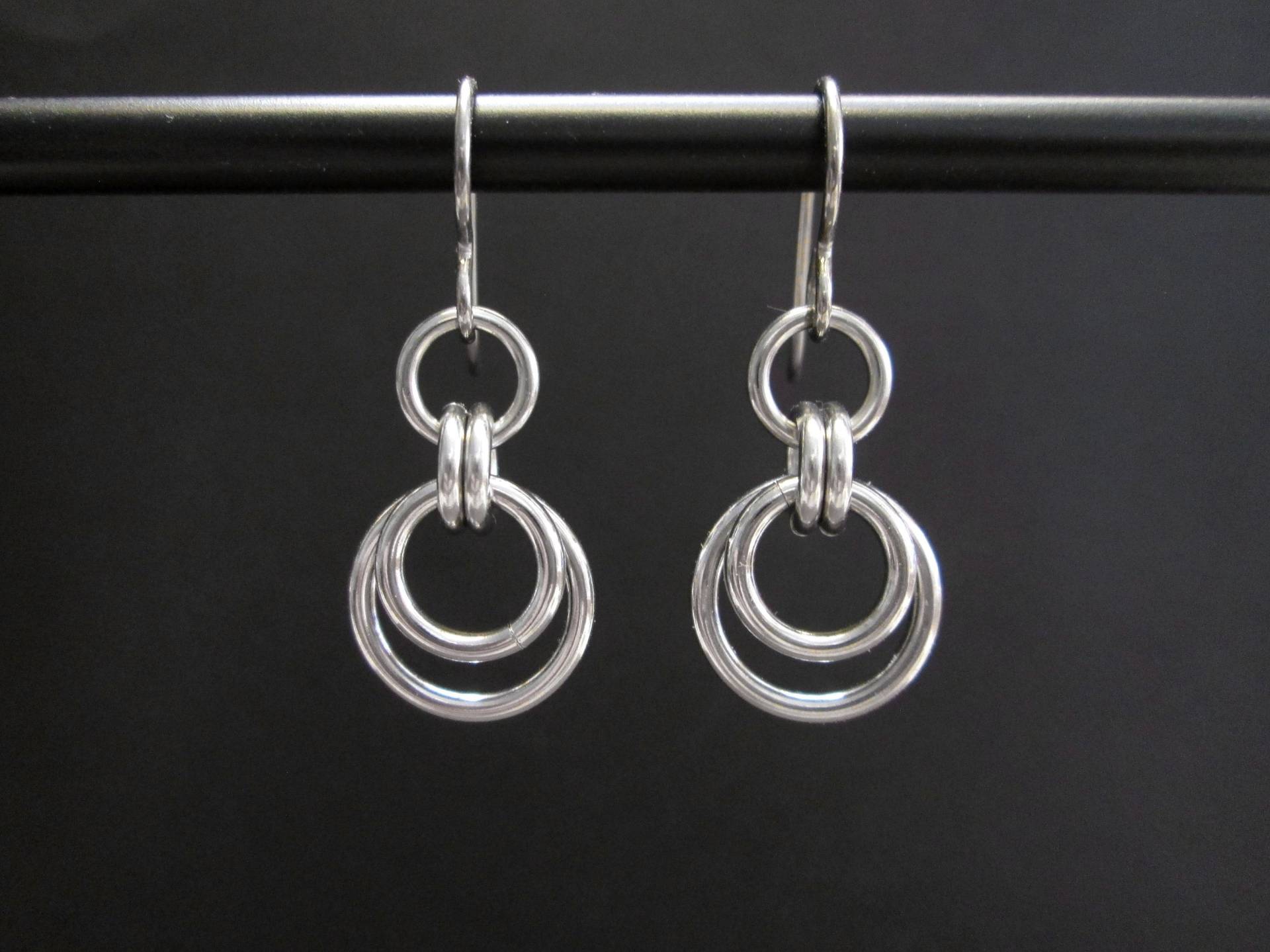 Kleine Edelstahlohrringe, Hypoallergene Ohrringe, Leichte Baumelnde Metallkreisohrringe Kleine Edelstahlohrringe, Hypoallergene Ohrringe, Leichte Baumelnde Metallkreisohrringe von BlackCatStudio98