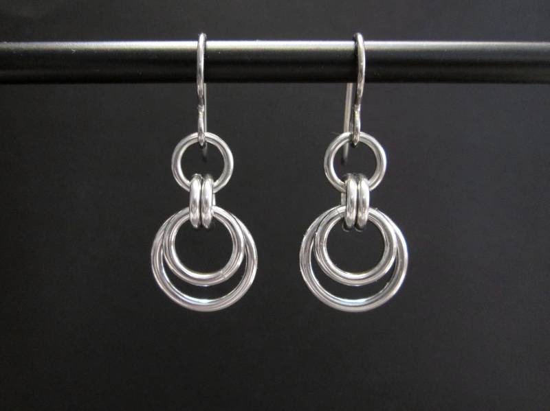 Kleine Edelstahlohrringe, Hypoallergene Ohrringe, Leichte Baumelnde Metallkreisohrringe von BlackCatStudio98