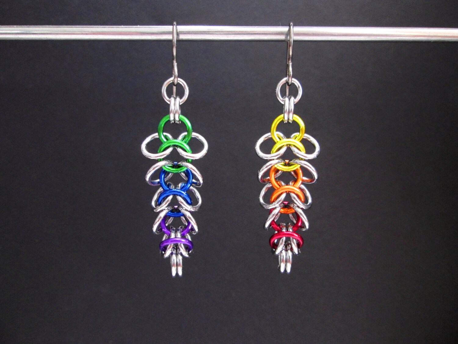 Nicht Übereinstimmende Regenbogen Ohrringe, Chainmaille Hypoallergene Ohrringe Nicht Übereinstimmende Regenbogen Ohrringe, Chainmaille Hypoallergene Ohrringe von BlackCatStudio98