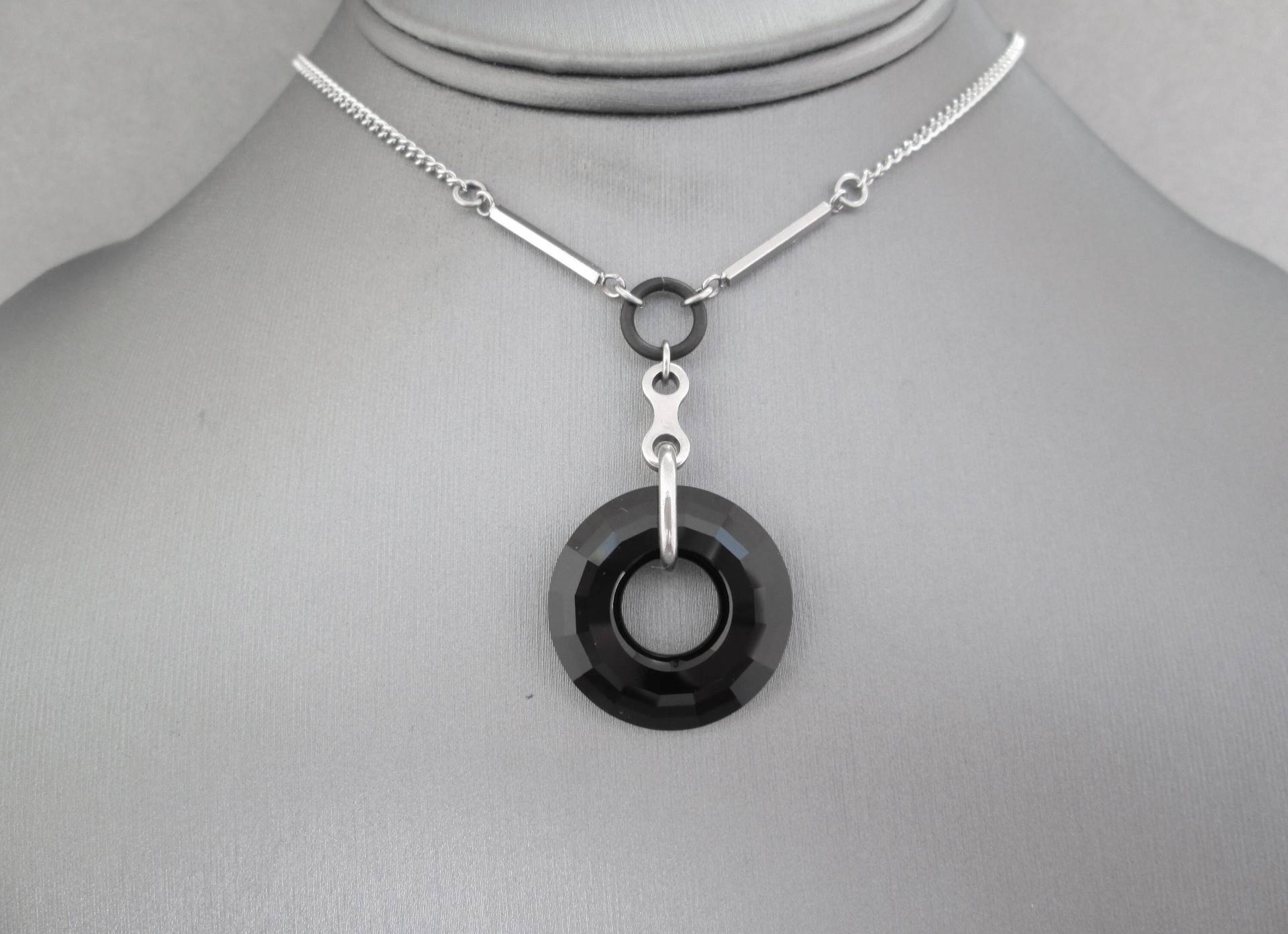 Schwarz Kristall Halskette, Edelstahl Swarovski Kreis Anhänger, Tropfen Anhänger Halskette Schwarz Kristall Halskette, Edelstahl Swarovski Kreis Anhänger, Tropfen Anhänger Halskette von BlackCatStudio98