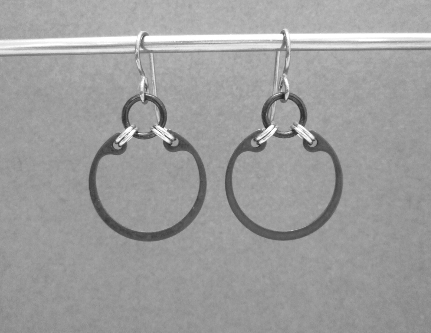 Schwarze Hardware Ohrringe, Drop Creolen, Hypoallergene Einfache Creolen Schwarze Hardware Ohrringe, Drop Creolen, Hypoallergene Einfache Creolen von BlackCatStudio98
