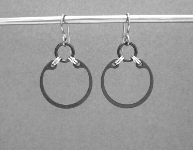 Schwarze Hardware Ohrringe, Drop Creolen, Hypoallergene Einfache Creolen von BlackCatStudio98