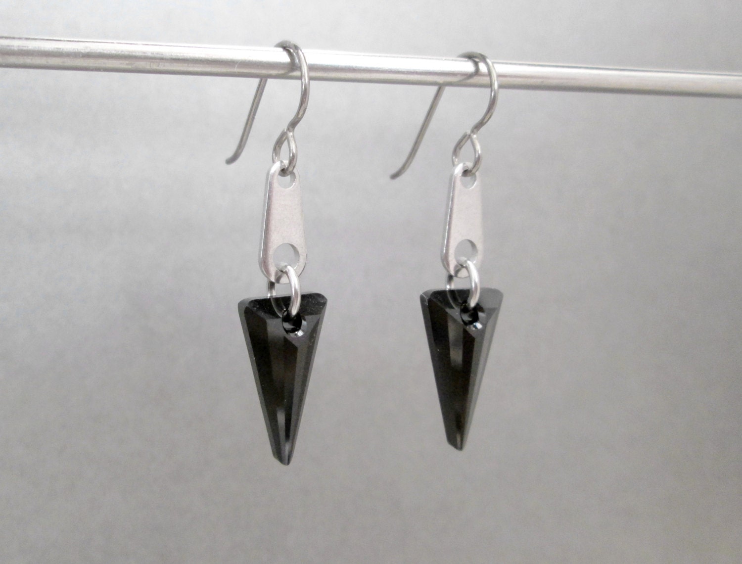 Schwarze Kristall Ohrringe, Swarovski Spike Hypoallergene Ohrringe Schwarze Kristall Ohrringe, Swarovski Spike Hypoallergene Ohrringe von BlackCatStudio98