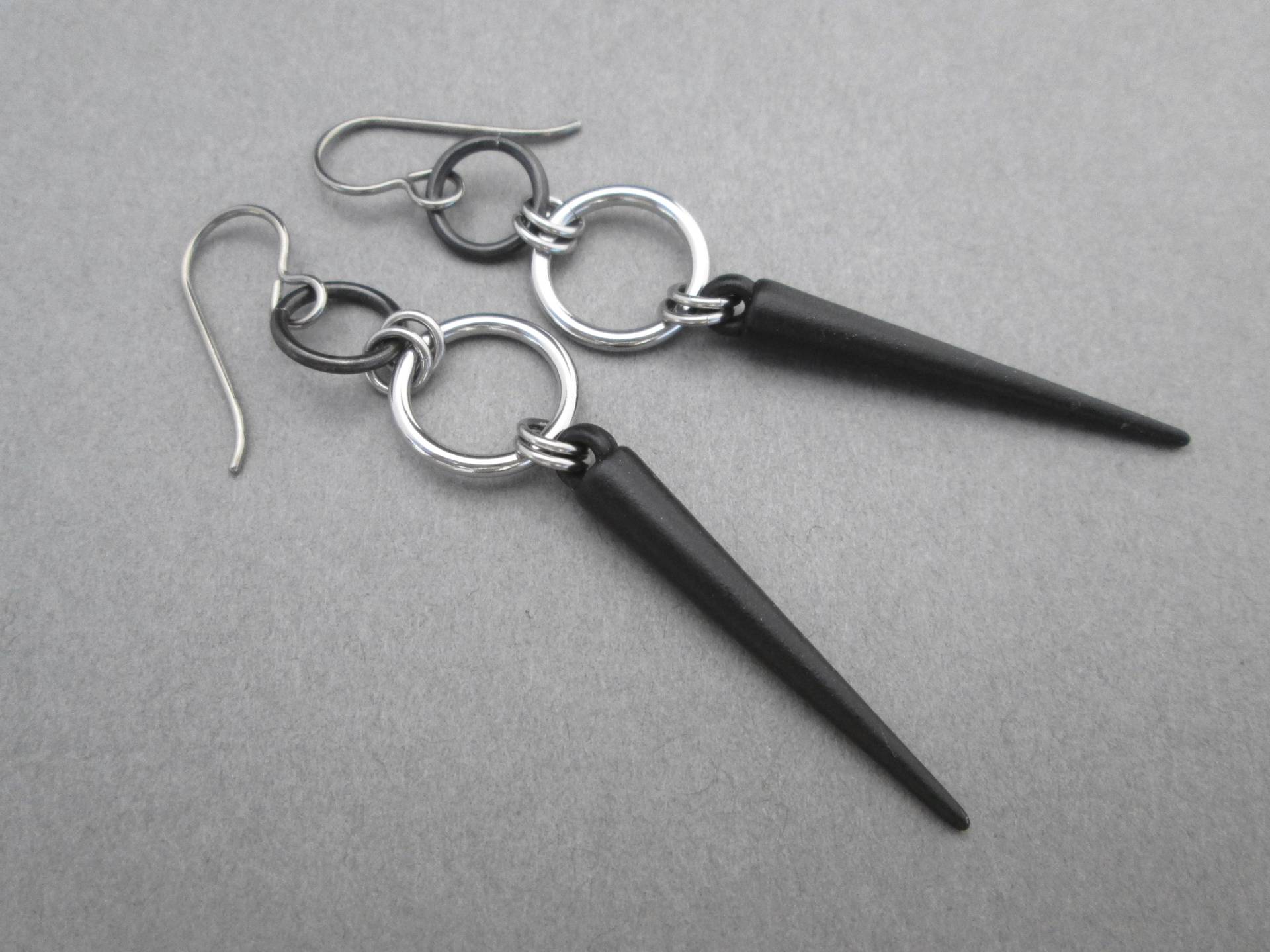 Schwarze Spike Ohrringe, Lange Hypoallergene Schwarze Baumeln Kantiger Schmuck Schwarze Spike Ohrringe, Lange Hypoallergene Schwarze Baumeln Kantiger Schmuck von BlackCatStudio98