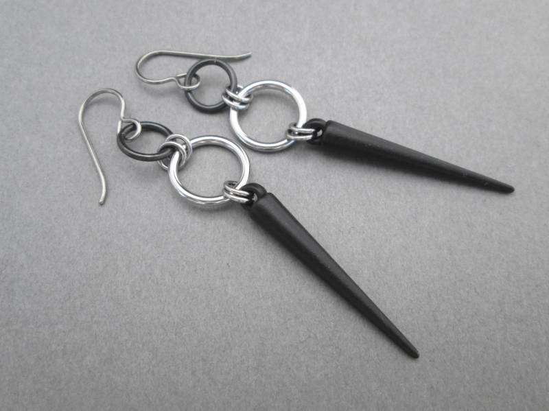Schwarze Spike Ohrringe, Lange Hypoallergene Schwarze Baumeln Kantiger Schmuck von BlackCatStudio98