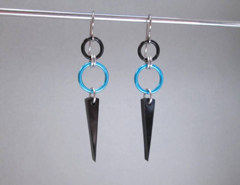 Türkis Und Schwarz Ohrringe, Titan Lange Baumeln Spike Ohrhaken von BlackCatStudio98